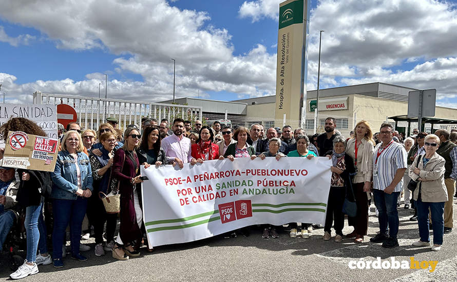 PSOE e IU y un millar de personas exigen a la Junta que dé marcha atrás con el %22robo%22 del Hospital de Peñarroya 15.37.16