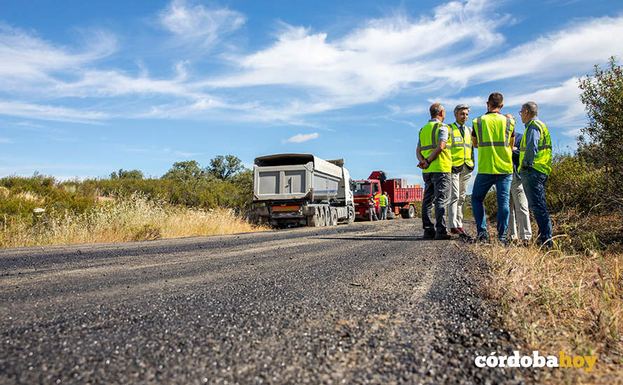 Visita de Andrés Lorite a las obras de la CO-6413, en Pozoblanco