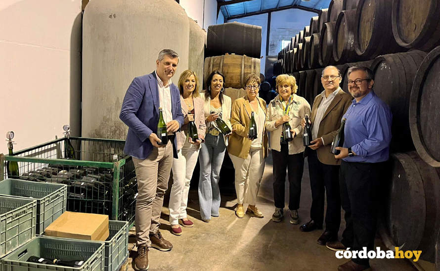Francisco Acosta, Pilar Ramírez, Marta Bosquet, Paqui Carmona, Brígida Jiménez, Antonio Doblas y Juan Manuel León, durante una visita a bodegas Doblas, En Moriles