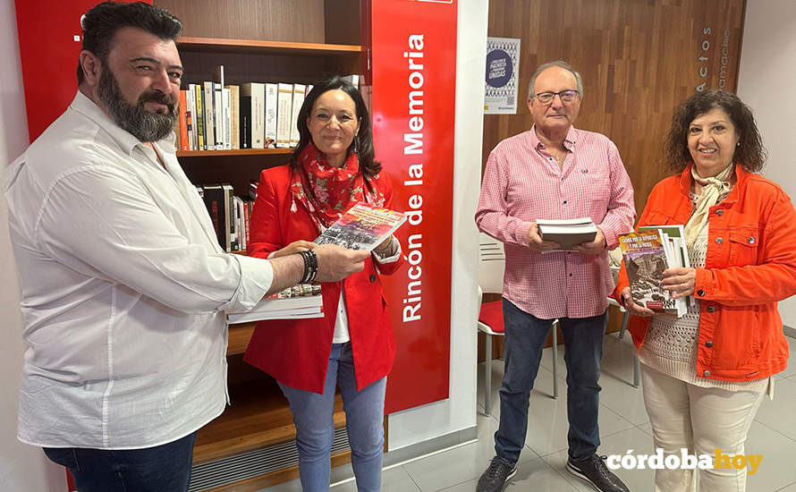 UGT entrega al PSOE un lote de libros y publicaciones destinados a su Rincón de la Memoria