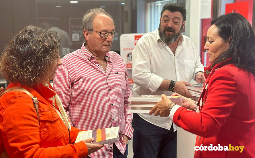 UGT entrega al PSOE un lote de libros y publicaciones destinados a su Rincón de la Memoria