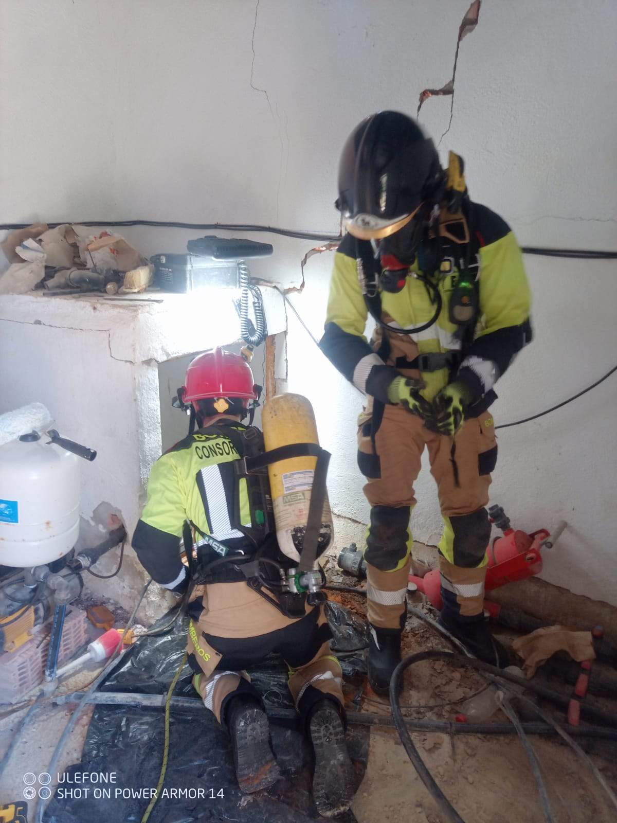 Rescate por parte de los bomberos de Lucena del cuerpo del hombre muerto en el aljibe