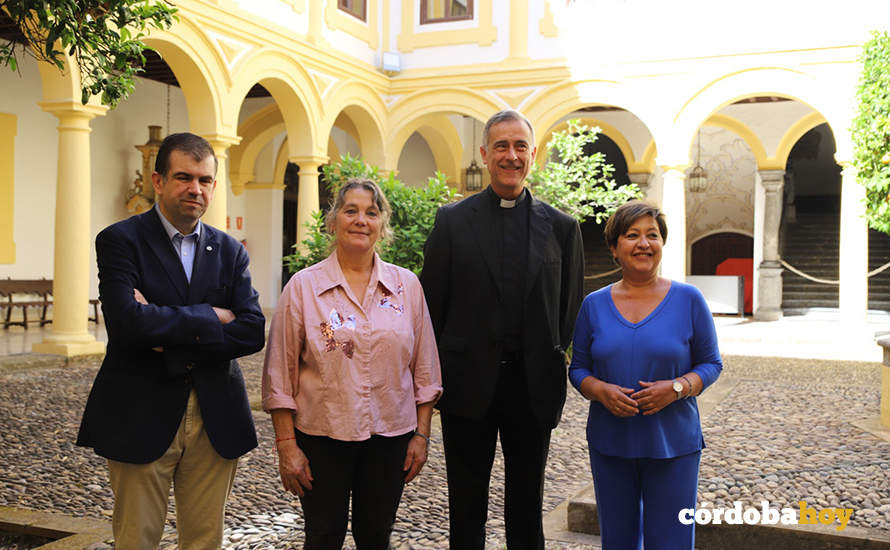 El vicario de la Diócesis (centro), entre el director de Cáritas Córdoba y una participante en los programas de entidad eclesial, Julia Roldán, durante la presentación del balance de 2023