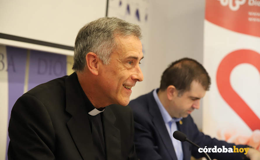 El vicario de la Diócesis (centro), entre el director de Cáritas Córdoba y una participante en los programas de entidad eclesial, Julia Roldán, durante la presentación del balance de 2023