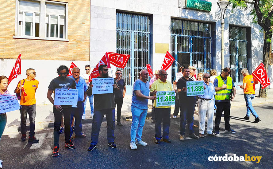 Protesta de conductores-técnicos de ambulancia ante la Delegación de Salud convocada por la CTA