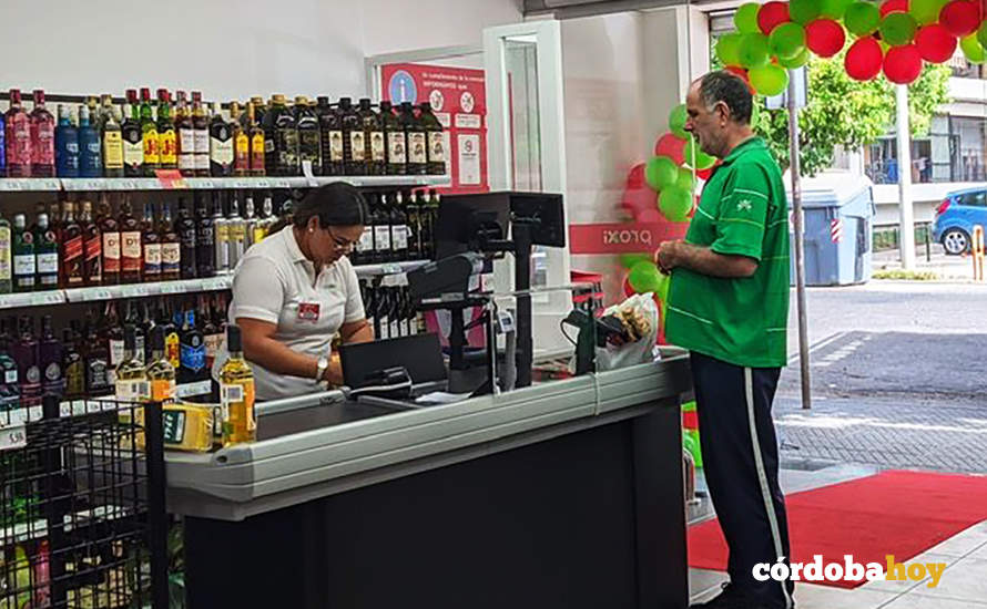 Interior de la nueva tienda Proxi en la Fuensanta