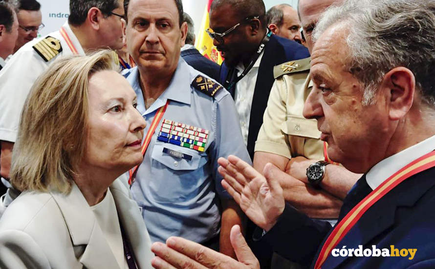 Salvador Fuentes (derecha) con la secretaria de Estado de Defensa, Amparo Valcarce, en París