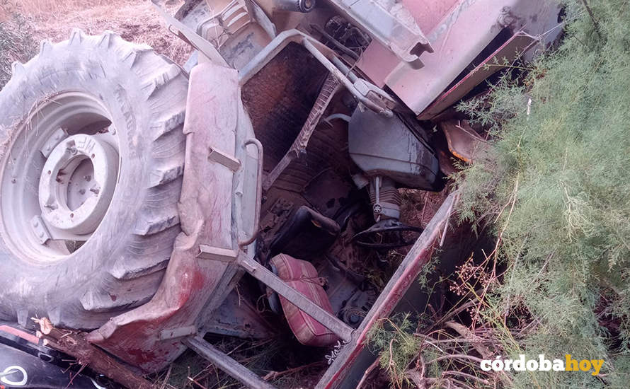 Estado del tractor volcado en Lucena FOTO CONSORCIO