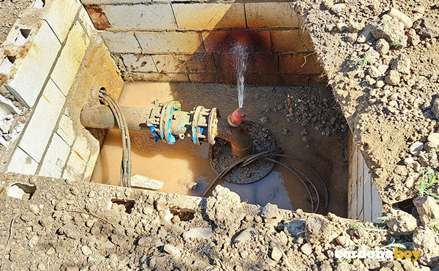 Sondeo de agua con contador manipulado en una finca de la Campiña cordobesa FOTO CHG