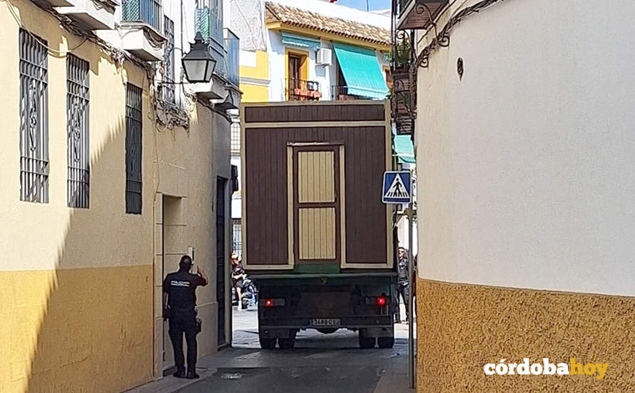 Un vehículo de grandes dimensiones maniobrando pr las calles del Casco FOTO SAN LORENZO EXISTE