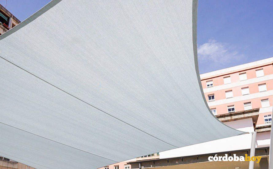 Detalle del toldo de vela instalado en el Colegio de Educación Infantil y Primaria Vista Alegre