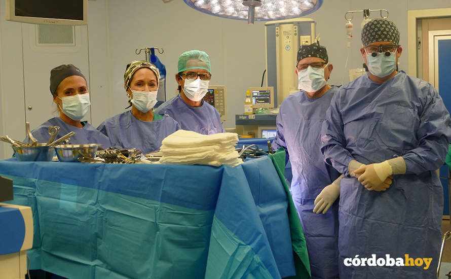El equipo que ha participado en la intervención con el doctor Marín Luján al frente FOTO HOSPITAL SAN JUAN DE DIOS
