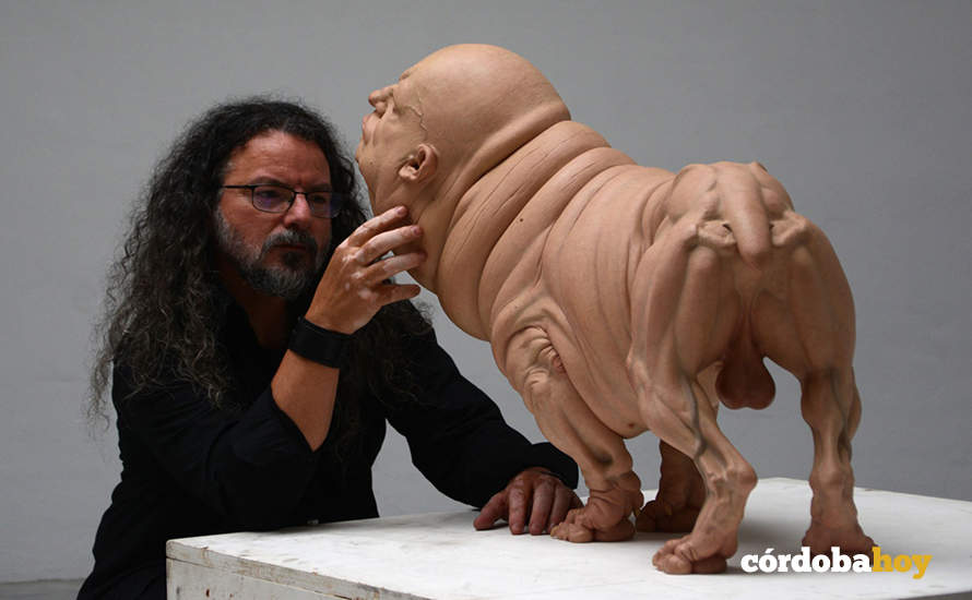 El escultor de Santa Cruz Noé Serrano