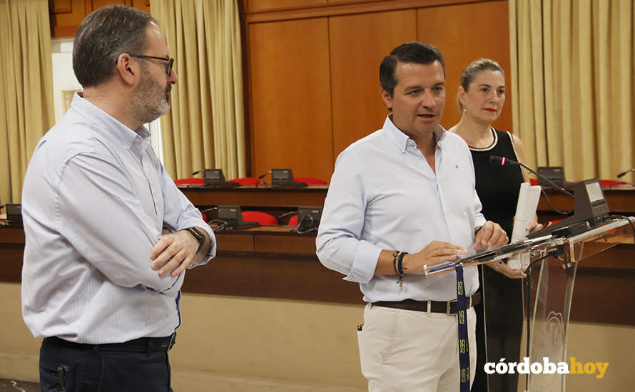 José María Bellido (centro), con Adolfo Molina y Eva Contador, esta mañana FOTO AYUNTAMIENTO DE CÓRDOBA