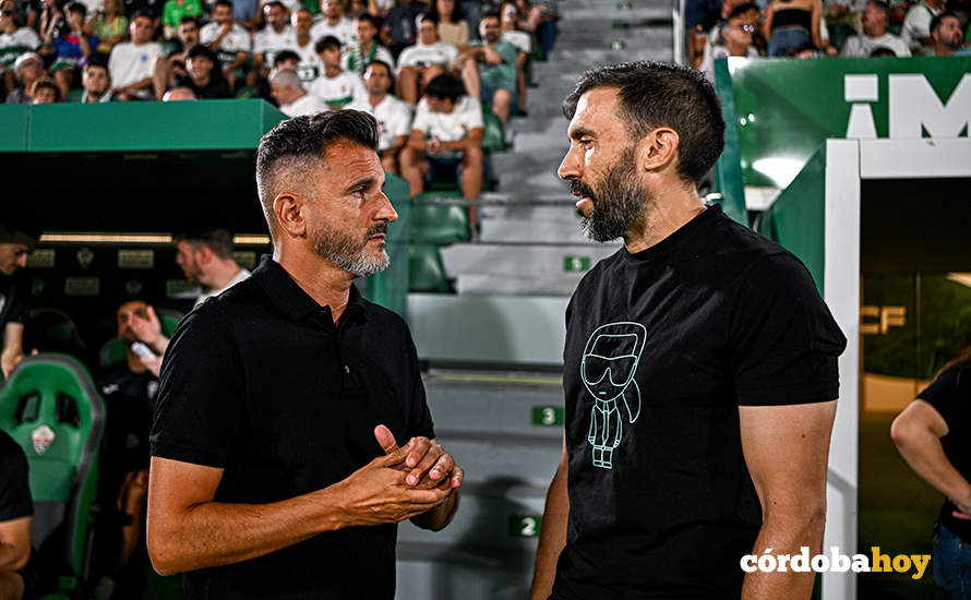 Saludo entre los técnicos antes de comenzar el partido FOTO ELCHE CF