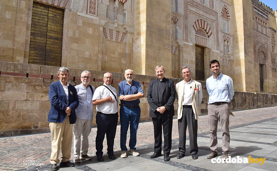 El presidente Icomos España, Juan Carlos Molina (centro), junto al deán del Cabildo Catedral, Joaquín Alberto Nieva, ante la Mezquita-Catedral FOTO CABILDO CATEDRAL DE CÓRDOBA