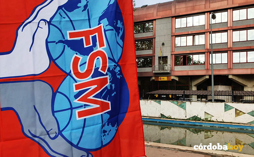 Bandera de la Federación Sindical Mundial ante la Inspección de Trabajo en Córdoba