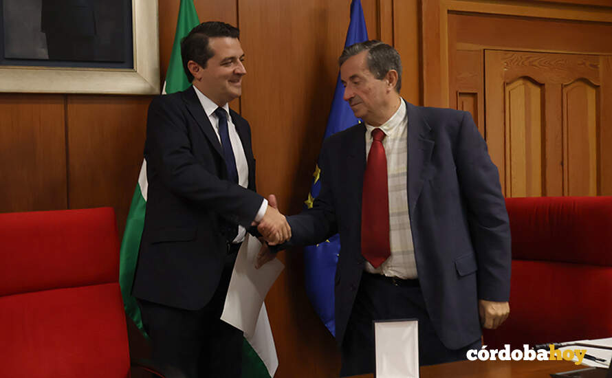 José María Bellido saluda a Valeriano Lavela FOTO RAFA MELLADO SENIOR