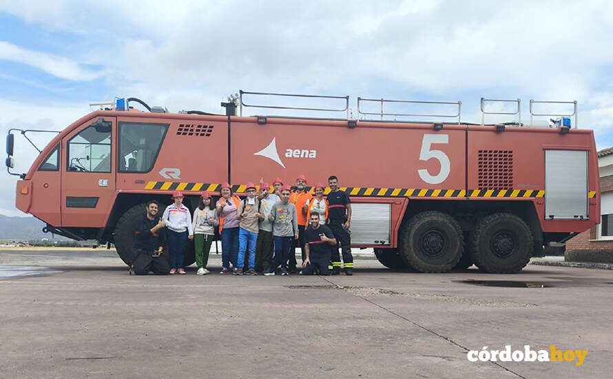Visita de los niños del Aula Específica del IES Alhakén II FoTo AENA