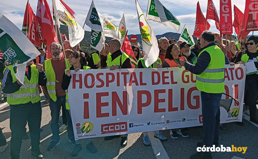 Un momento del corte de la N-432 en defensa del Hospital de Peñarroya, en el que han participado unas 300 personas