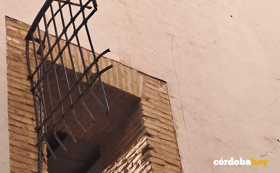 Verja arrancada en una ventana del Imtur FOTO NODO CORDUBA