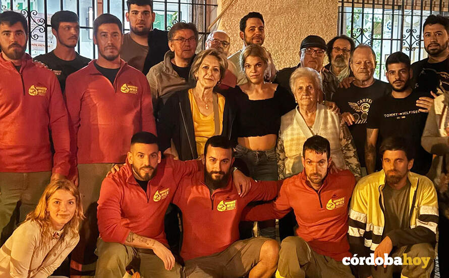 Bomberos forestales del Plan Infoca antes de salir a Valencia