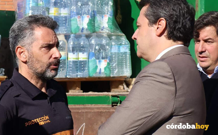 Voluntarios de Protección Civil y agentes de Policía Local que acuden a Valencia por la DANA, con los responsables municipales. FOTO RAFA MELLADO SENIOR