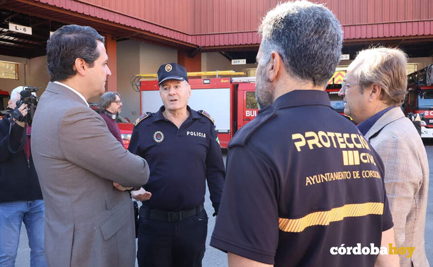 Voluntarios de Protección Civil y agentes de Policía Local que acuden a Valencia por la DANA, con los responsables municipales. FOTO RAFA MELLADO SENIOR