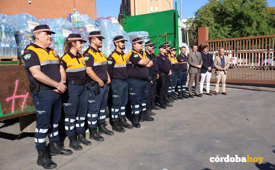 Voluntarios de Protección Civil y agentes de Policía Local que acuden a Valencia por la DANA, con los responsables municipales. FOTO RAFA MELLADO SENIOR