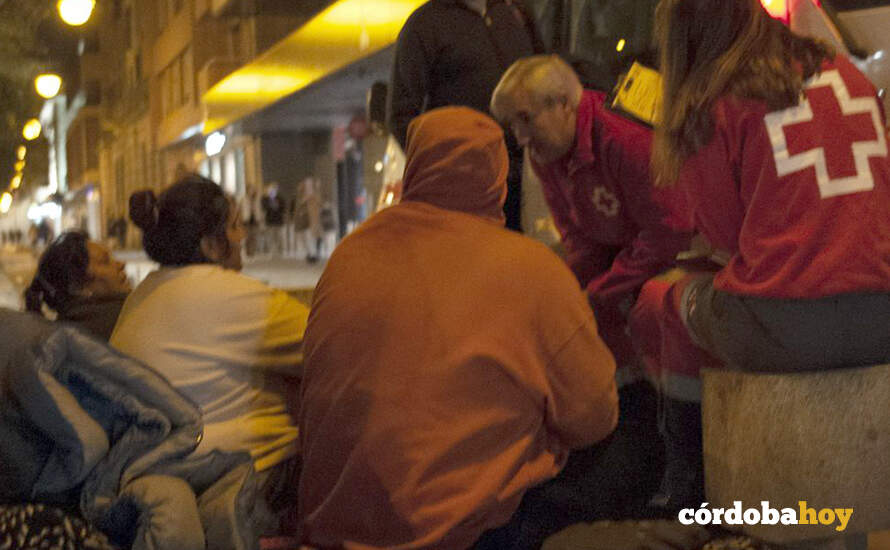 Cruz Roja reparte ropa de abrigo entre las personas sin hogar ante la llegada del frío
