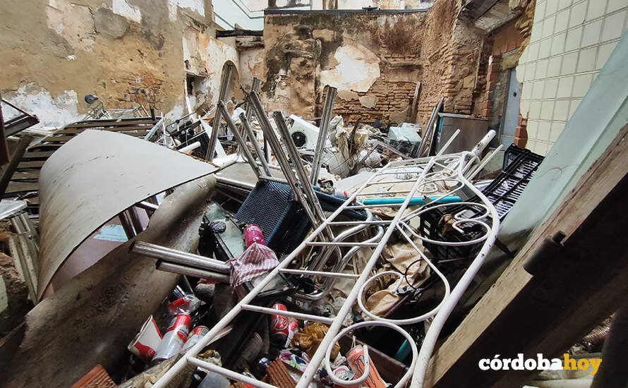 Solar abandonado del Casco Histórico transformado en escombrera y desguace FOTO NODO CORDUBA