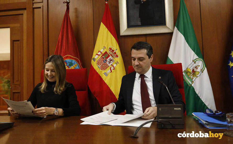 El alcalde, José María Bellido, junto con la interventora municipal, Paloma Pardo, en el Pleno FOTO PATRICIA CACHINERO
