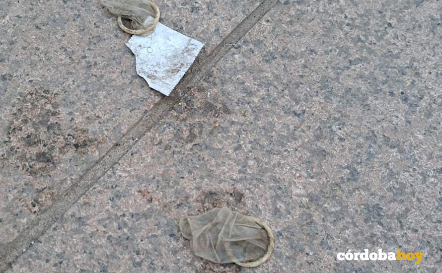 Preservativos en una calle del Casco