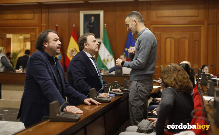 Miembros del PP y del PSOE conversan antes del Pleno FOTO AYUNTAMIENTO DE CÓRDOBA