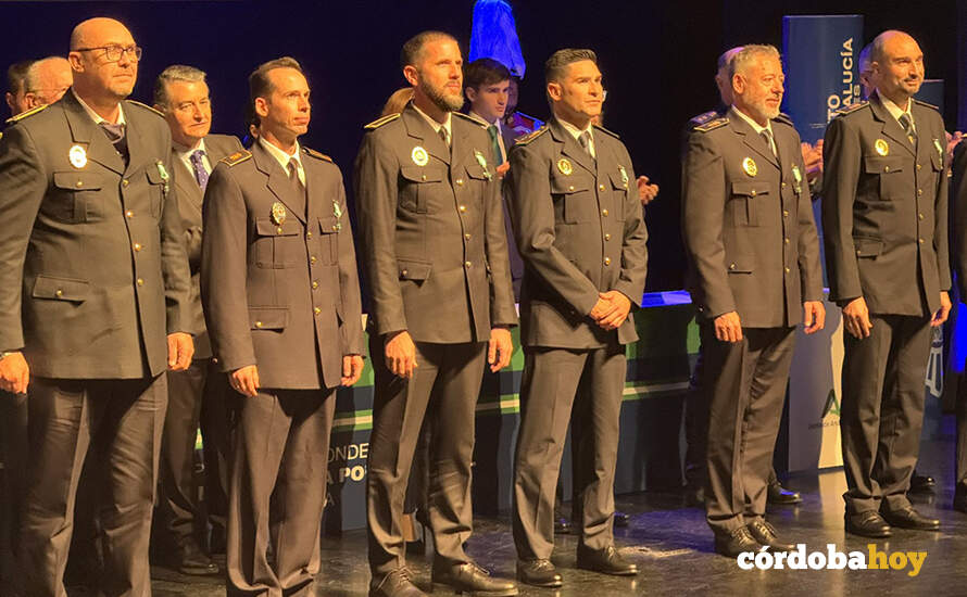 Víctor José Bracero, en el centro con barba, en el acto de entrega de las condecoraciones FOTO AYUNTAMIENTO DE FUENTE PALMERA