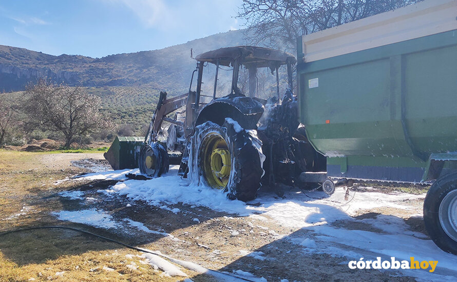 El tractor-excavadora que salió ardiendo en Luque FOTO CONSORCIO PROVINCIAL DE EXTINCIÓN DE INCENDIOS
