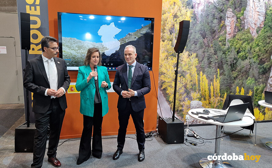 Catalina García, con responsables del geoparque cordobés de la Subbética en Fitur FOTO JUNTA DE ANDALUCÍA