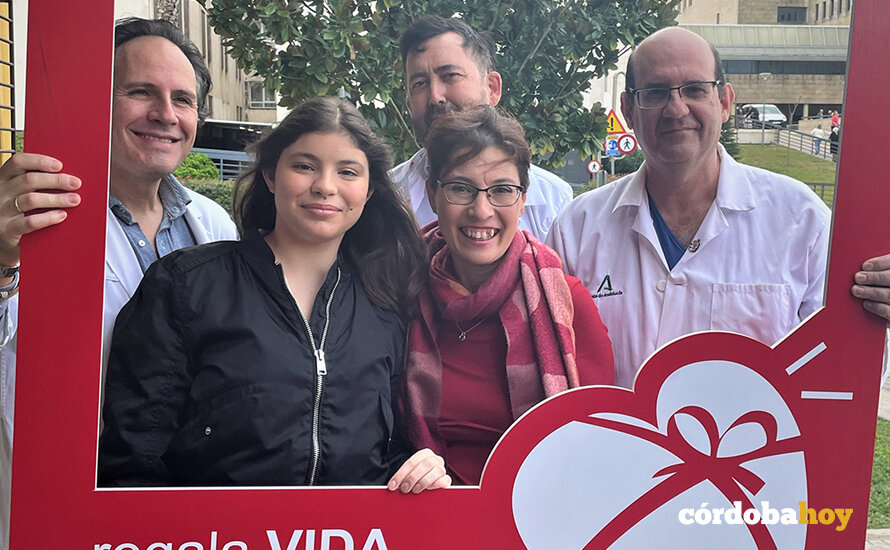 Carmen y Encarnación rodeada del equipo que hizo el trasplante en Córdoba FOTO HURS