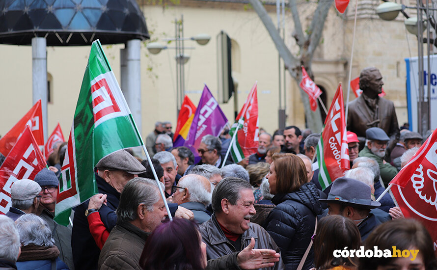 Concentración de CCOO y UGT en Gran Capitán contra el bloqueo de medidas sociales FOTO PODEMOS