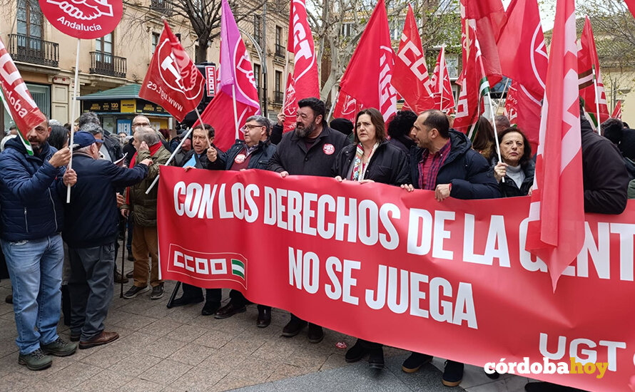 Concentración de CCOO y UGT en Gran Capitán contra el bloqueo de medidas sociales FOTO SINDICATOS