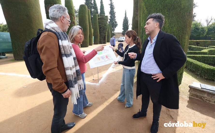 Visita de Isabel Albás y Marian Aguilar al arranque de las obras del nuevo espectáculo nocturno del Alcázar FOTO AYUNTAMIENTO DE CÓRDOBA