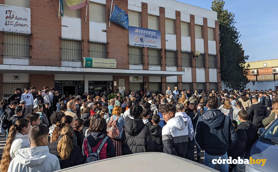 Concentración en el IES Averroes por el asesinato del joven de 16 años alumno del centro  Álex Ortega FOTO IES AVERROES