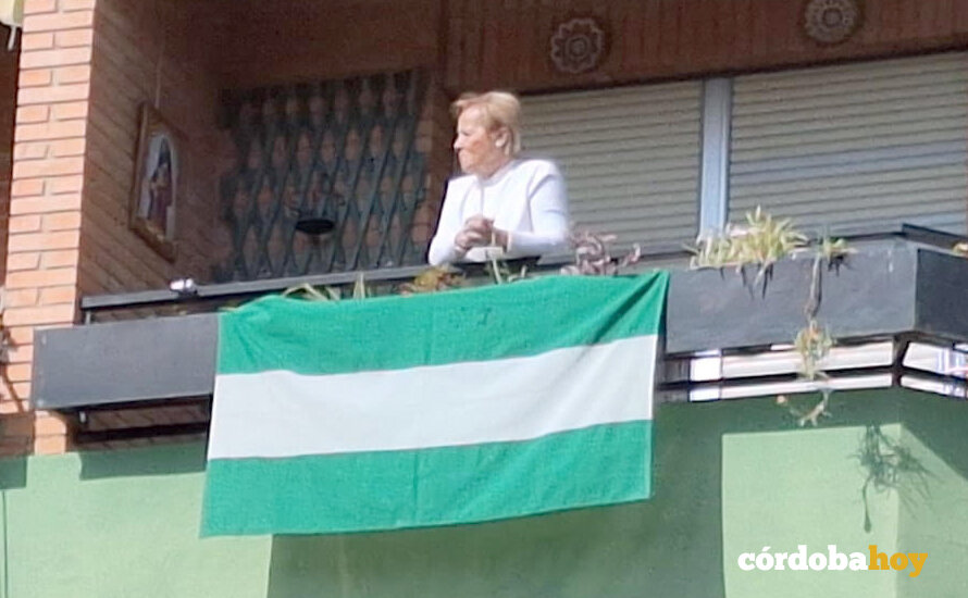 Lola Arcoca, con su bandera andaluza
