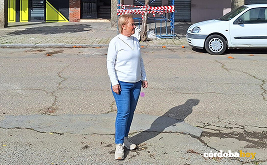 Lola Aroca, ante su casa de Carlos III