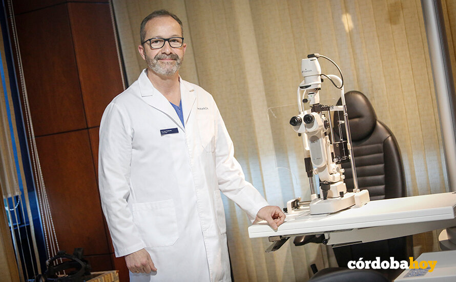 El doctor oftalmólogo Juan Soldevilla posa para Cordoba Hoy