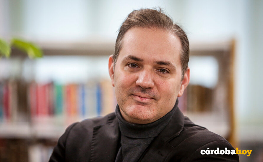 JM Orozco posa para Córdoba Hoy en la Biblioteca de Poniente Sur