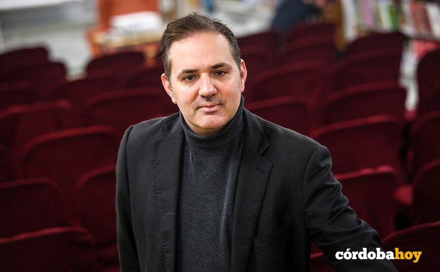 JM Orozco posa para Córdoba Hoy en la Biblioteca de Poniente Sur