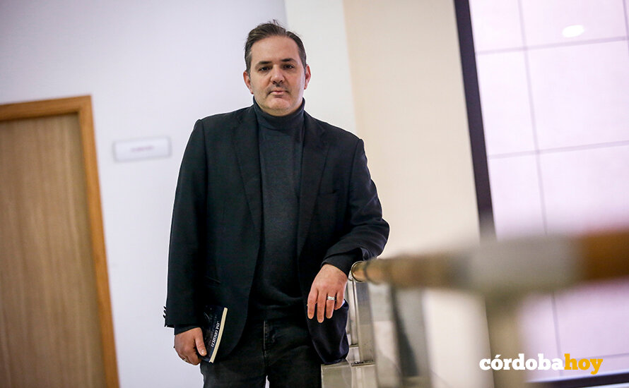 JM Orozco posa para Córdoba Hoy en la Biblioteca de Poniente Sur