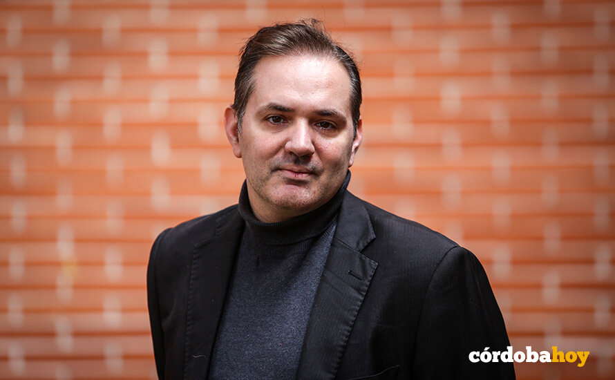 JM Orozco posa para Córdoba Hoy en la Biblioteca de Poniente Sur