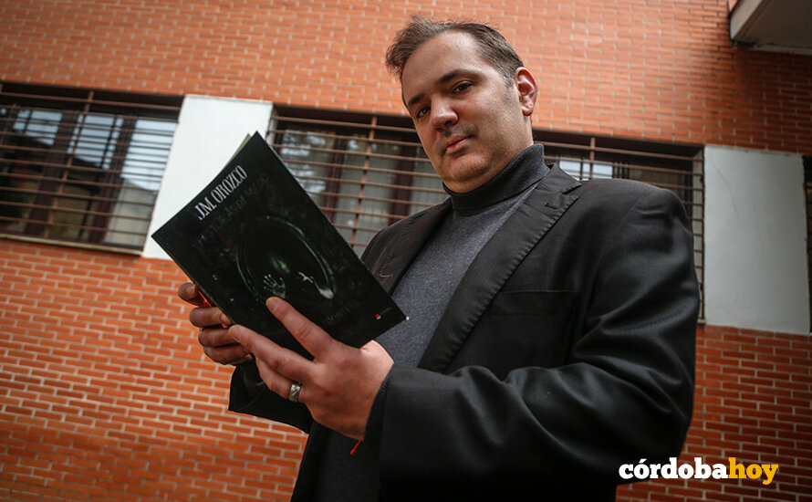 JM Orozco posa para Córdoba Hoy en la Biblioteca de Poniente Sur